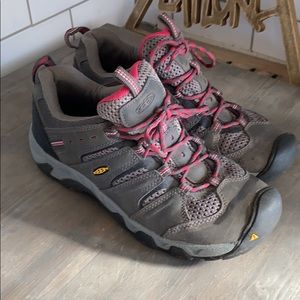 KEEN women’s hiking shoes